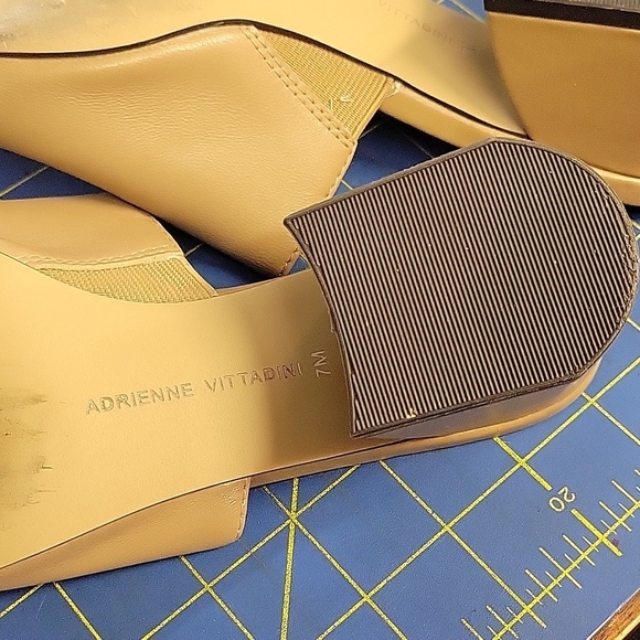 Adrienne Vittadini Tan Slide Fine Leather Upper Sandals 7M AV Asteroid - Picture 10 of 13